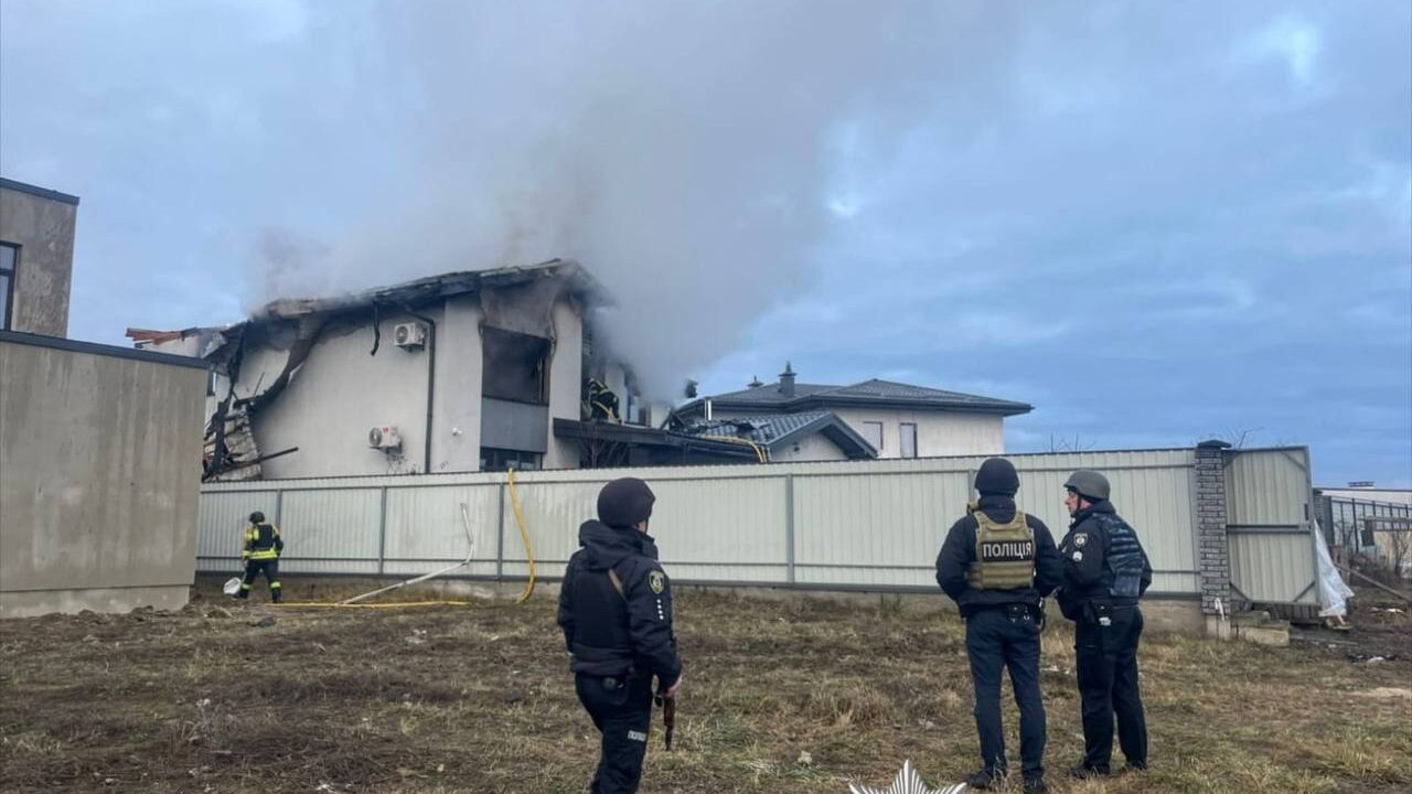 На Київщині російських дрон влучив у будинок: 1 загинула, 3 постраждало (фото)