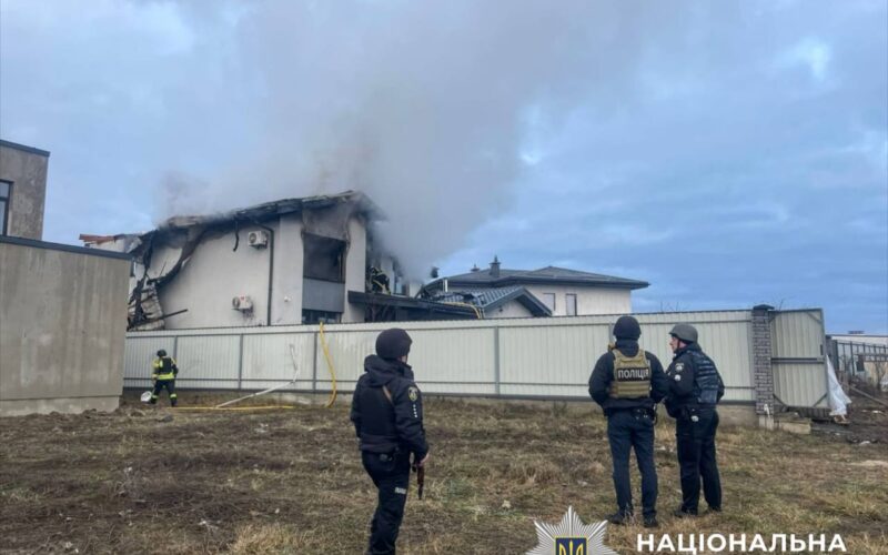 На Київщині російських дрон влучив у будинок: 1 загинула, 3 постраждало (фото)