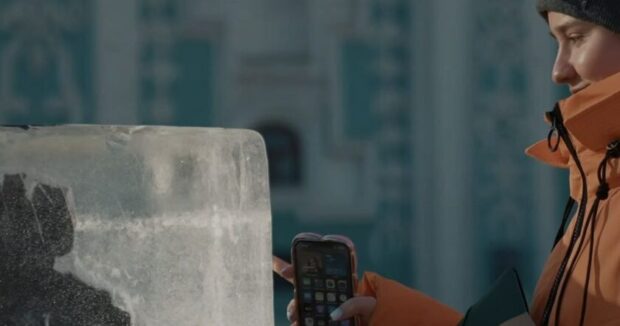 Інтерактивна інсталяція на Софійській площі в Києві: серце в льоду