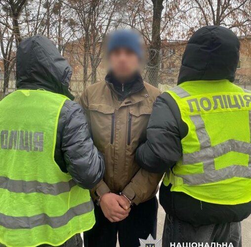 Погрожував охоронцеві супермаркету зброєю: у Києві затримали чоловіка
