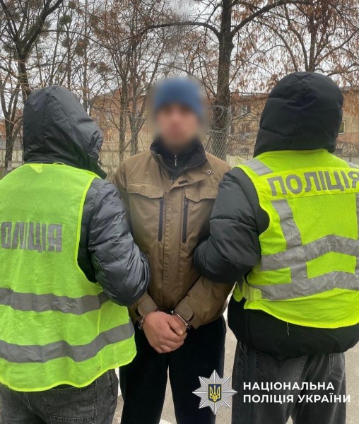 Розбійний напад у супермаркеті Києва: чоловік погрожував зброєю охороннику