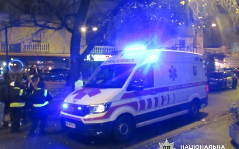 У Києві затримали молодика, який на Хрещатику під час конфлікту завдав тяжких травм перехожому (фото)