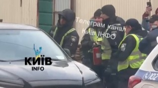 Поліція Києва побила авто вогнегасником: пояснення правоохоронців