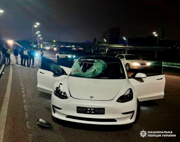П'яний водій Tesla збив на смерть 13-річну дівчинку в Києві