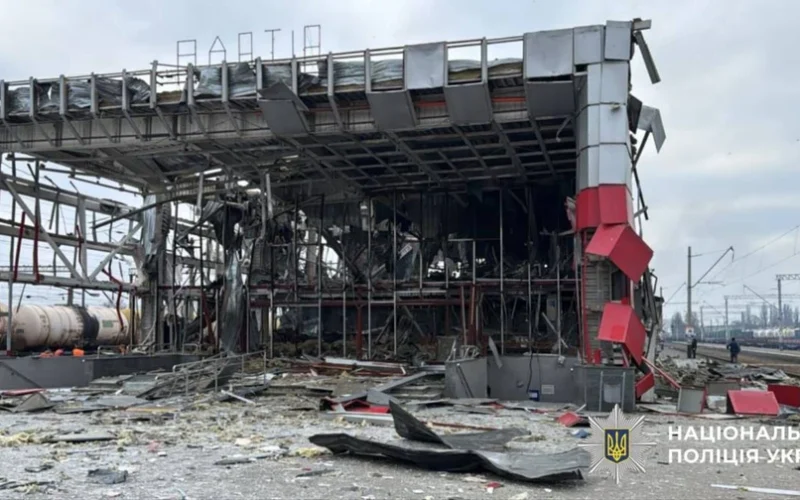 Росіяни завдали удару по залізничній станції у Фастові: рух поїздів змінено