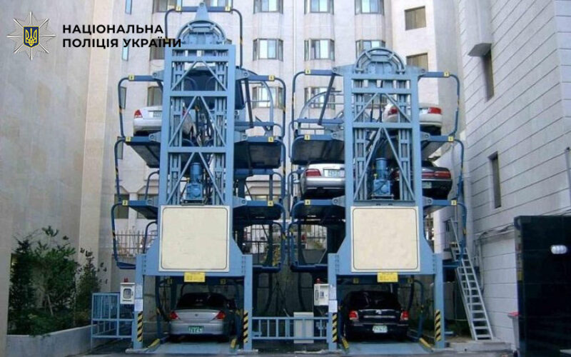 Роторна парковка на Хрещатику: збитки 3,6 млн грн та підозра директору (фото)