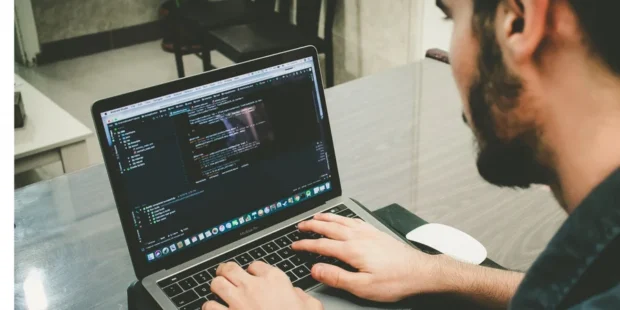 Середня зарплата у Києві в жовтні 2025 року: де найбільше і найменше платять