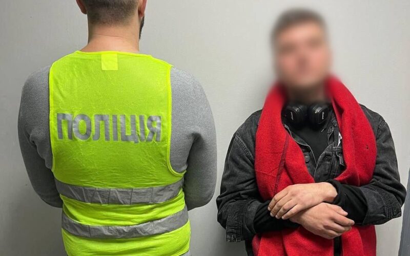 У Києві чоловік намагався вбити матір та задушив 89-річну бабусю (відео)