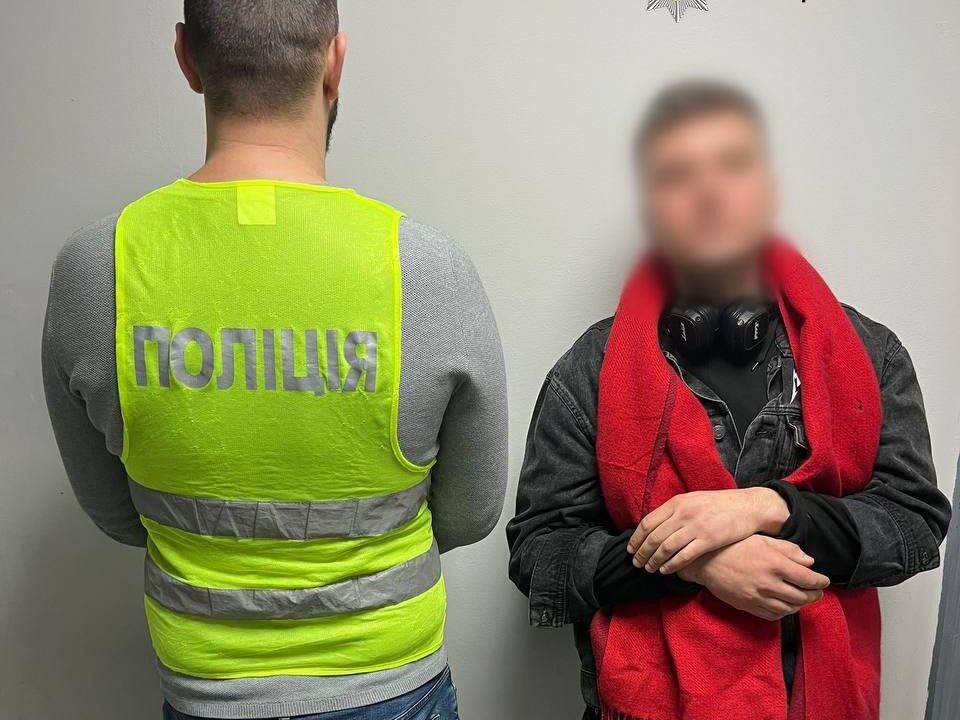 У Києві чоловік намагався вбити матір та задушив 89-річну бабусю (відео)
