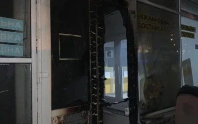 У Києві на Лісовому масиві молодик підпалив відділення Укрпошти, вважаючи, що допомагає СБУ (фото)