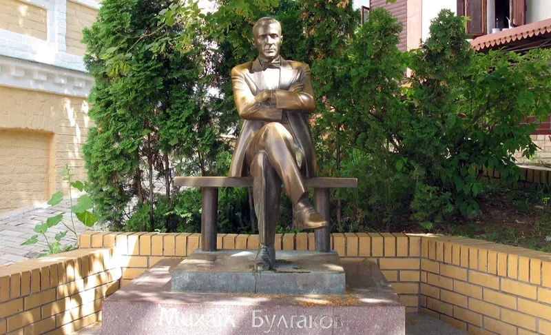 Полтавський меценат хоче викупити пам’ятник Булгакову та зберігати його в приватному музеї