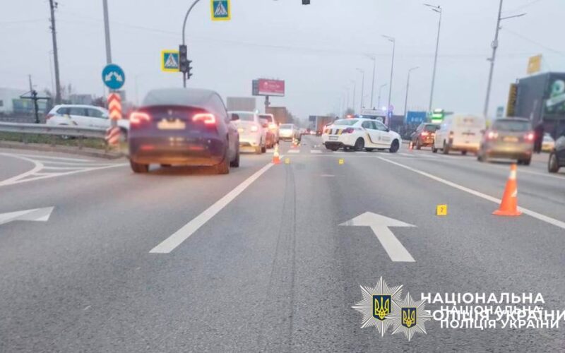 У Києві водій вантажівки збив на смерть жінку на пішохідному переході (фото)