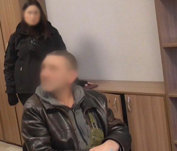 У Києві чоловік побив падчерку та поранив кухонним тесаком свого сина (фото)