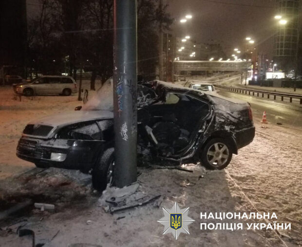 Смертельна ДТП у Києві: пасажир загинув при наїзді Skoda на щит