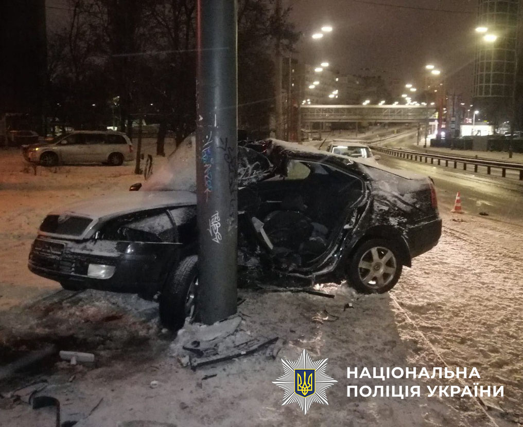 Смертельна ДТП у Києві: пасажир загинув при наїзді Skoda на щит