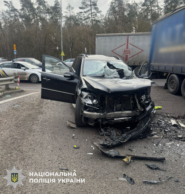 Смертельна ДТП у Києві: вантажівка зіткнулася з Mercedes, загинув підліток