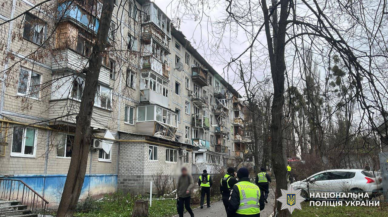 Атака на Київ 23 грудня: уламки дрона, 5 постраждалих у Святошинському районі