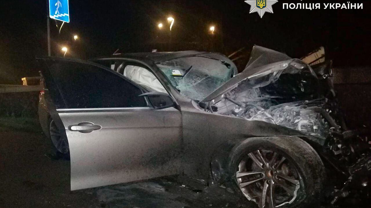 Смертельна ДТП на Набережному шосе: BMW зіткнувся з парапетом (фото)