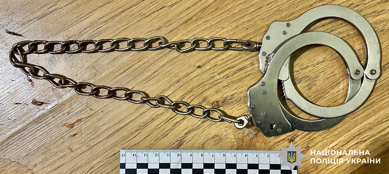 У Києві чоловік задушив знайомого кайданками під час сварки