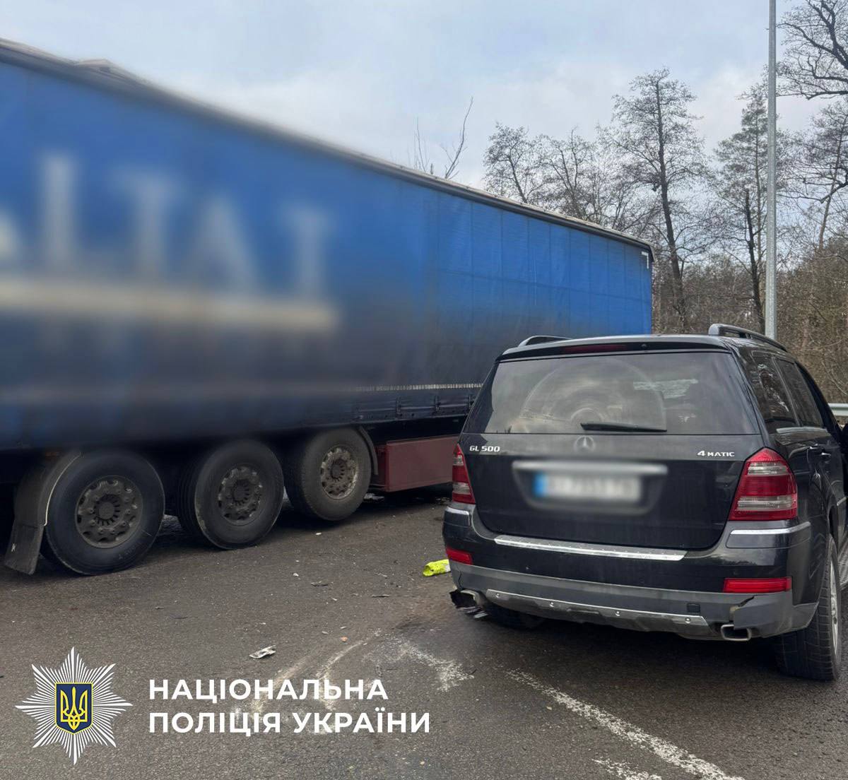 Смертельна ДТП у Києві: вантажівка зіткнулася з Mercedes, загинув підліток
