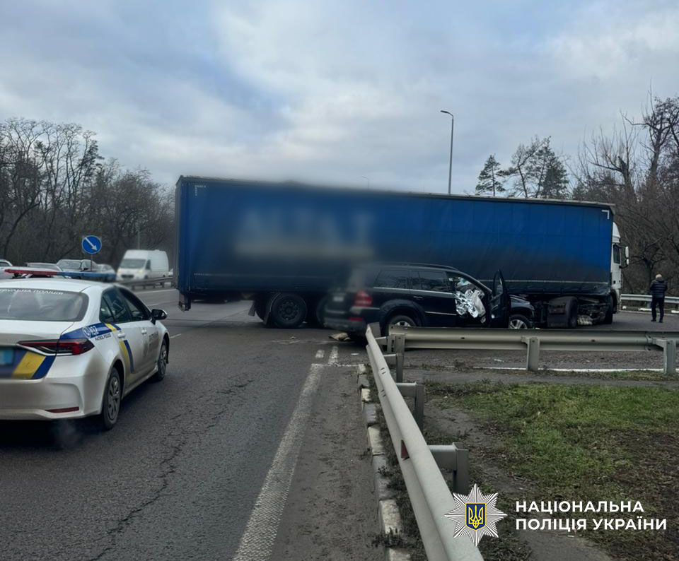 Смертельна ДТП у Києві: вантажівка зіткнулася з Mercedes, загинув підліток