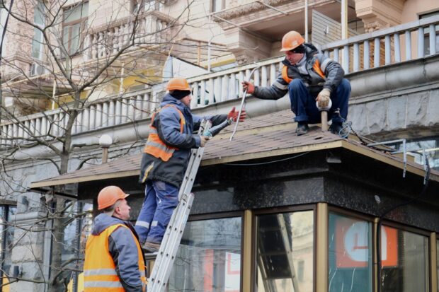 Демонтаж МАФів у Києві на Хрещатику: перша тимчасова споруда без дозволу