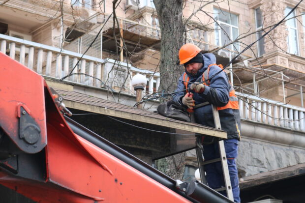 Демонтаж МАФів у Києві на Хрещатику: перша тимчасова споруда без дозволу