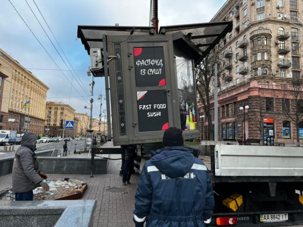 Демонтаж МАФів у Києві на Хрещатику: перша тимчасова споруда без дозволу