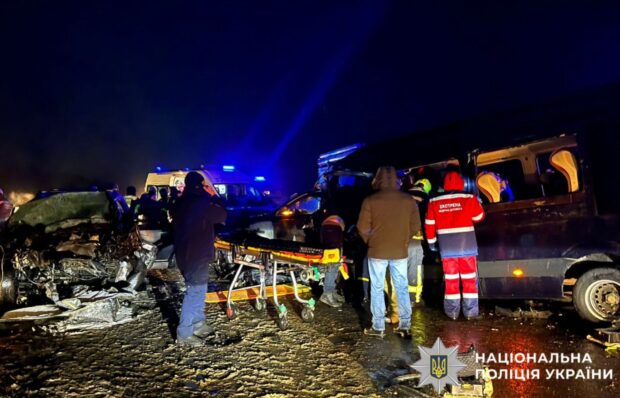 ДТП на Бориспільщині: Mercedes виїхав на зустрічну, 1 загинув, 13 поранених