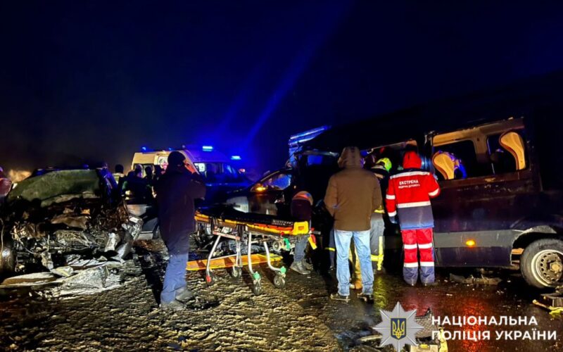 На Київщині Mercedes виїхав на зустрічну: 1 загинув, 13 поранених (фото)