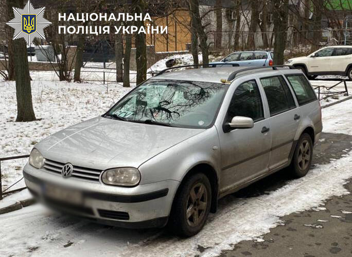 У Києві чоловік закріпив на даху автомобіля муляж протипіхотної міни та їздив містом (фото)