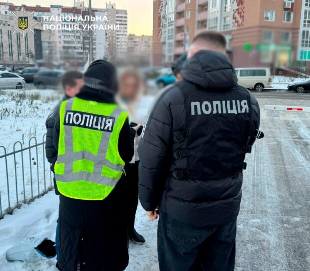 Столична поліція затримала керівника структурного підрозділу комунального підприємства Солом'янського району та жінку, яка виконувала роль посередника. Вони вимагали 3000 доларів у підприємця за створення умов для перемоги в конкурсній процедурі на оренду приміщення площею понад 140 квадратних метрів.