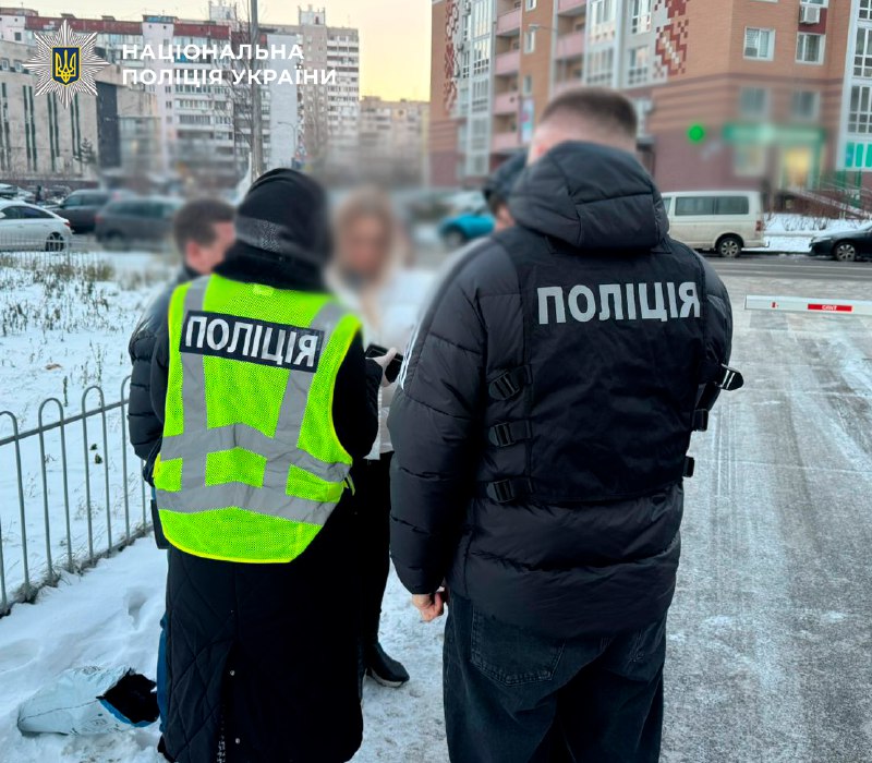 Столична поліція затримала керівника структурного підрозділу комунального підприємства Солом'янського району та жінку, яка виконувала роль посередника. Вони вимагали 3000 доларів у підприємця за створення умов для перемоги в конкурсній процедурі на оренду приміщення площею понад 140 квадратних метрів.