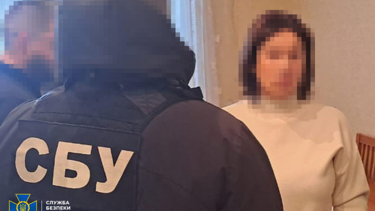 У Києві затримали колаборантку, яка працювала на росіян в окупованій Макіївці і впроваджувала там «освітні стандарти» рф