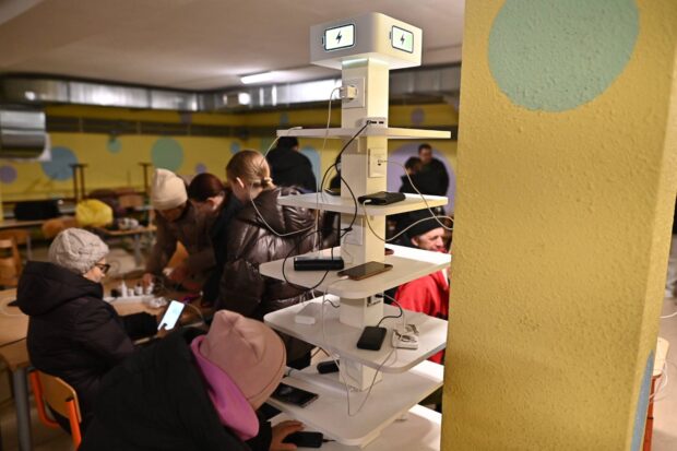 Після російського обстрілу в ніч на 13 січня Бучанський район Київської області поступово переходить з екстрених відключень на планові графіки електропостачання. Голова обласної військової адміністрації Микола Калашник заявив, що стабілізація енергосистеми вже розпочалася й ситуація повинна вирівнятися до кінця доби.