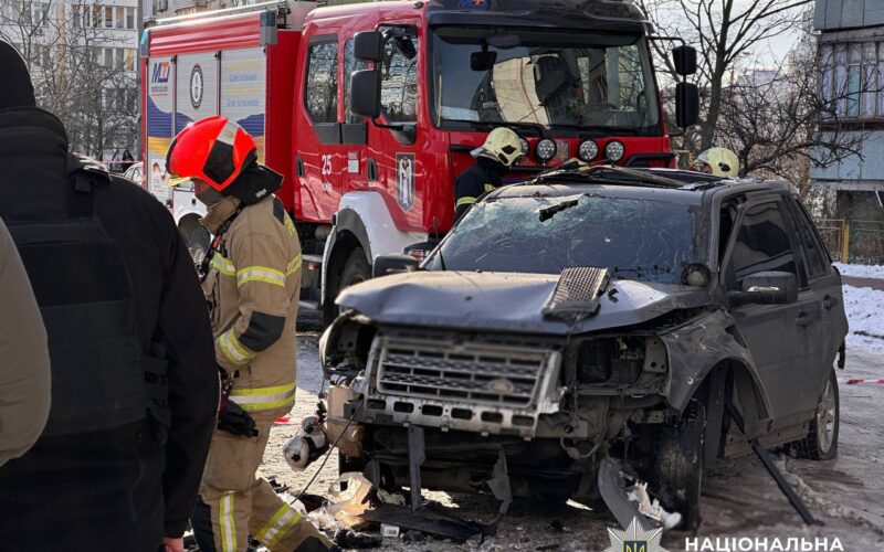 Правоохоронці затримали 24-річну дівчину, яка підірвала позашляховик військовослужбовця в Оболонському районі столиці (відео)