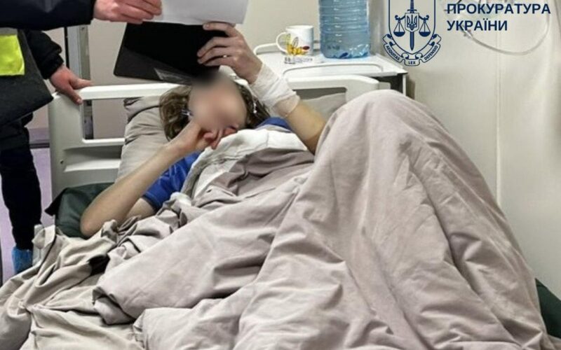 У Києві підлітка, підозрюваного в замаху на вчительку, відправлять під варту після лікування