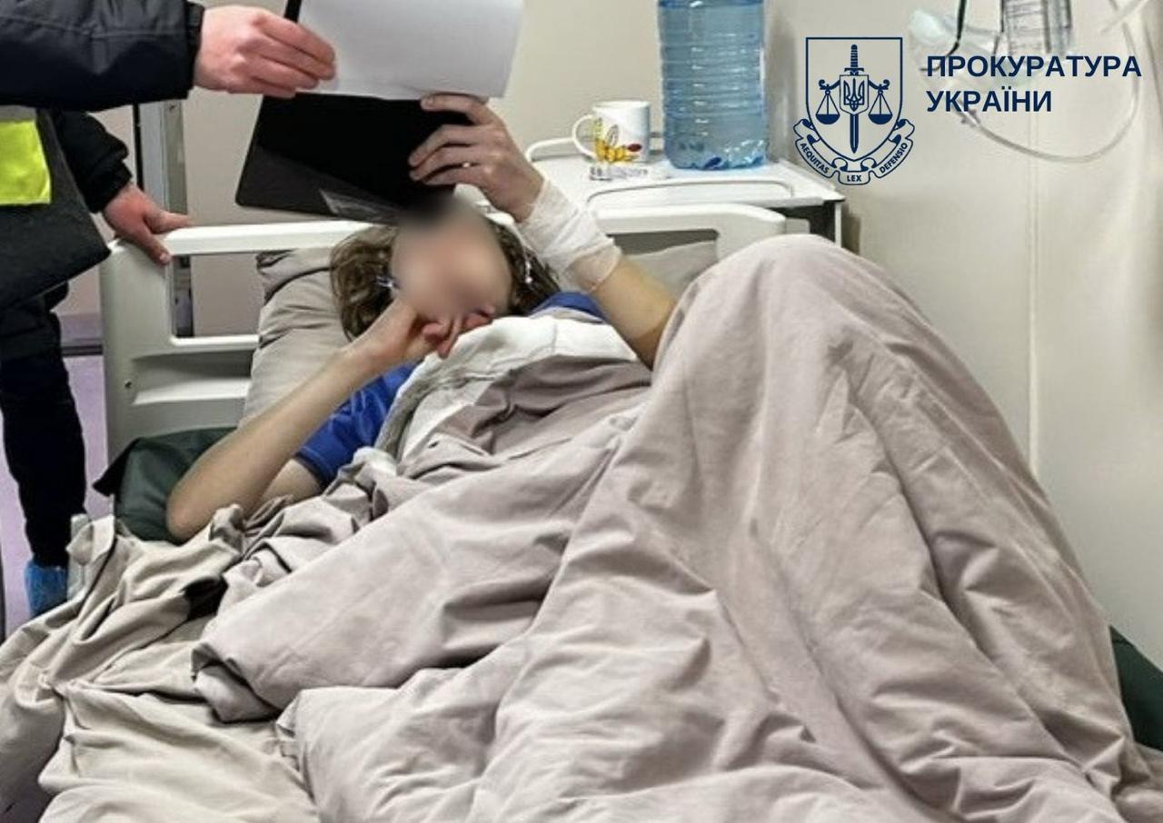 У Києві підлітка, підозрюваного в замаху на вчительку, відправлять під варту після лікування