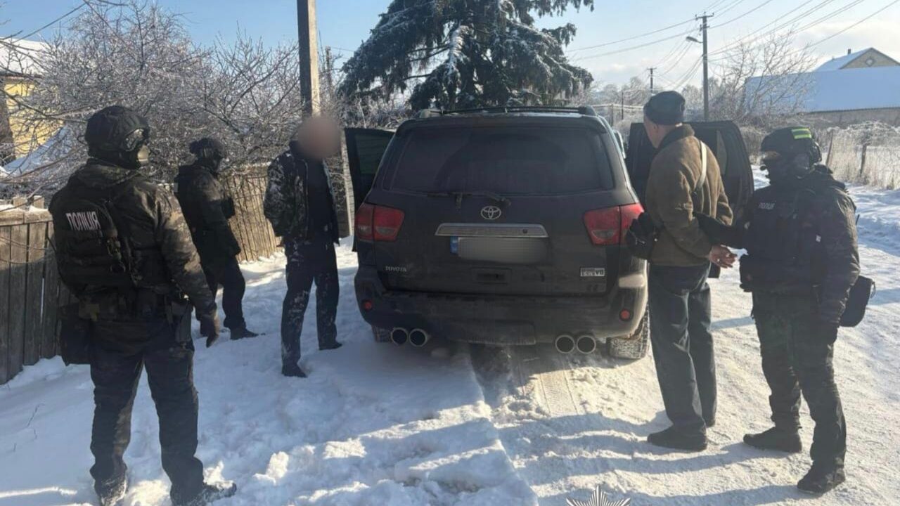 Вимагали 130 000 доларів неіснуючого боргу: на Київщині викрили злочинну групу