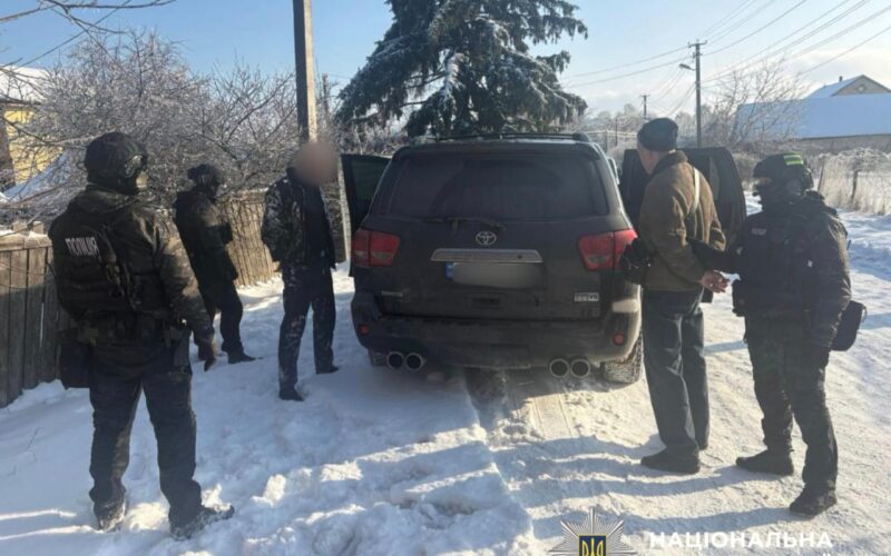 Вимагали 130 000 доларів неіснуючого боргу: на Київщині викрили злочинну групу