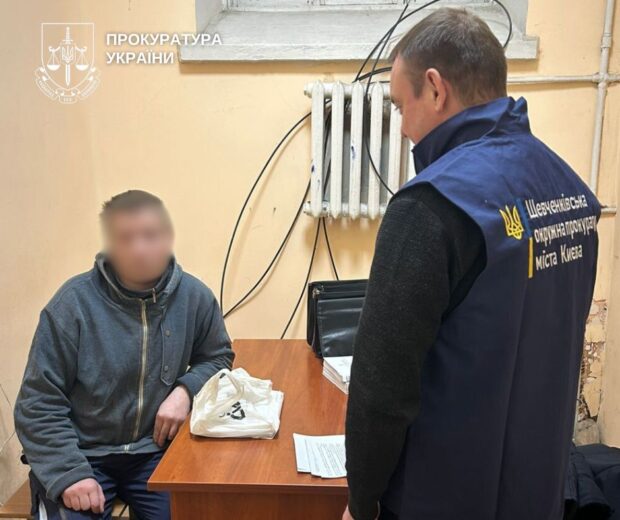 Біля столичного вокзалу чоловік скоїв розбій на військового заради його кросівок: побитий військовий помер