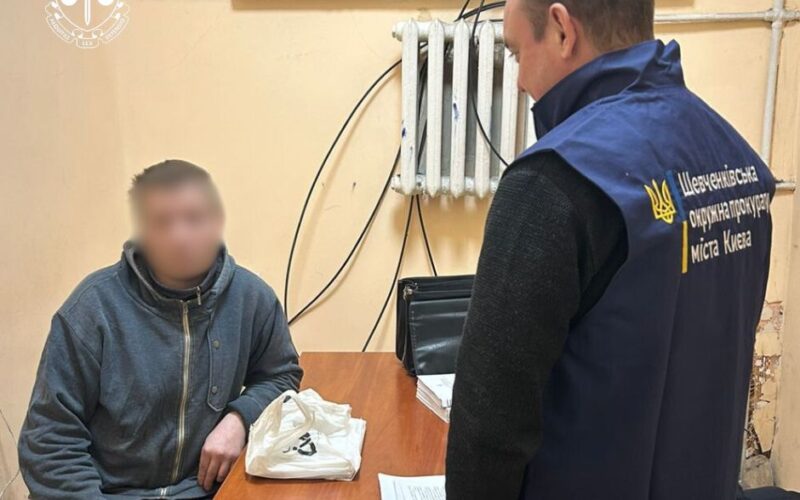 Біля столичного вокзалу чоловік скоїв розбій на військового заради його кросівок: побитий військовий помер