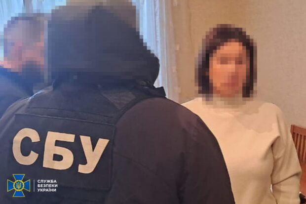 У Києві затримали колаборантку, яка працювала на росіян в окупованій Макіївці і впроваджувала там «освітні стандарти» рф