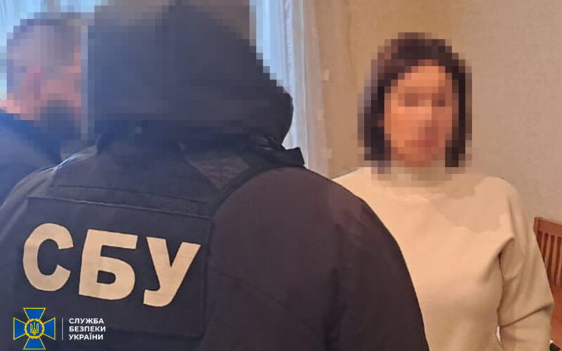 У Києві затримали колаборантку, яка працювала на росіян в окупованій Макіївці і впроваджувала там «освітні стандарти» рф