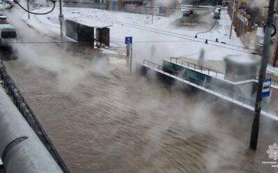 Біля Деміївської площі Києва прорвало тепломережу