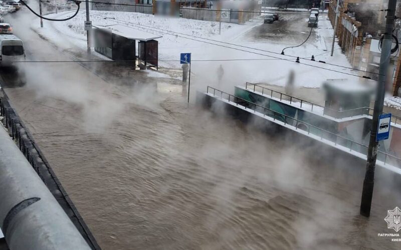 Біля Деміївської площі Києва прорвало тепломережу