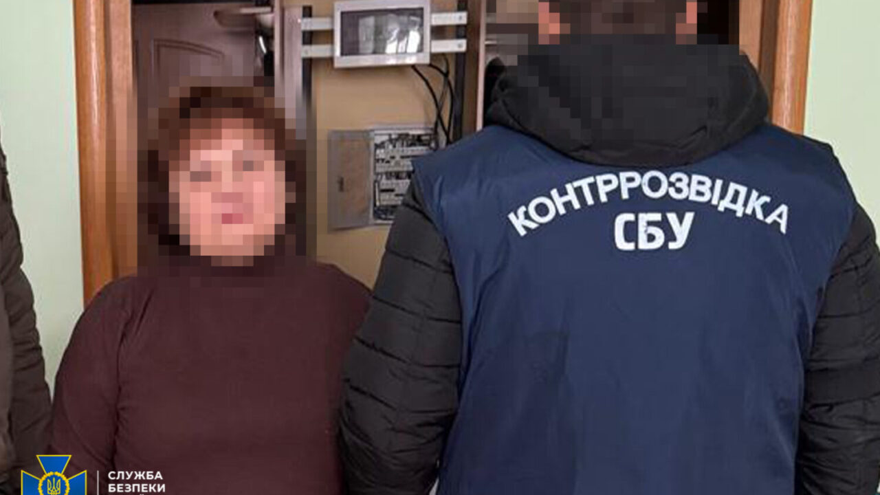 У Києві затримали колаборантку, яка впроваджувала «освітні стандарти» рф у тимчасово окупованому Криму