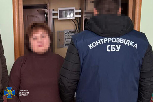 У Києві затримали колаборантку, яка впроваджувала «освітні стандарти» рф у тимчасово окупованому Криму