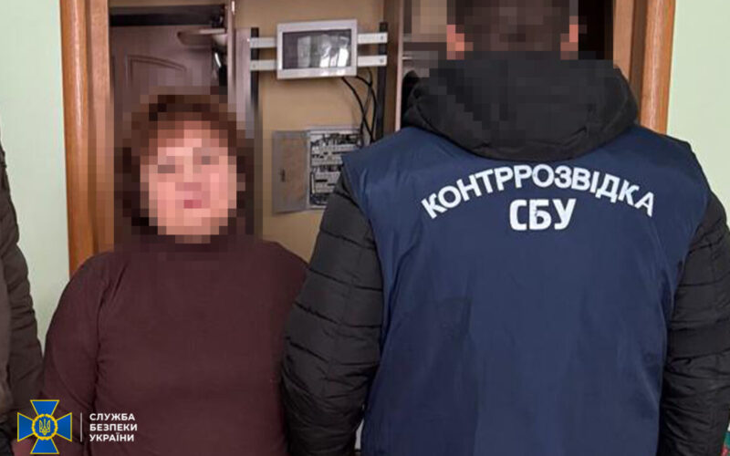 У Києві затримали колаборантку, яка впроваджувала «освітні стандарти» рф у тимчасово окупованому Криму