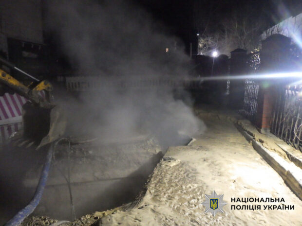У Києві 16-річна дівчина впала у яму з окропом, утворену внаслідок аварії тепломережі